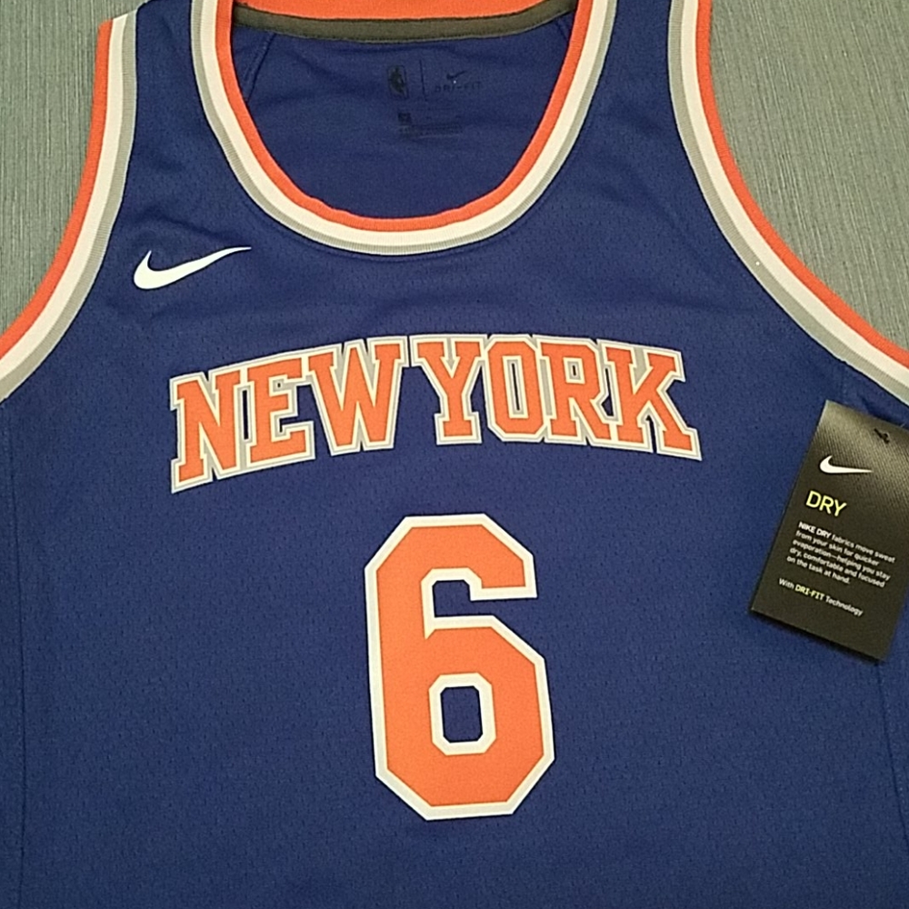 Wmns MEDIUM Nike " Porzingis" Basketball Jersey - Picture 6 of 9